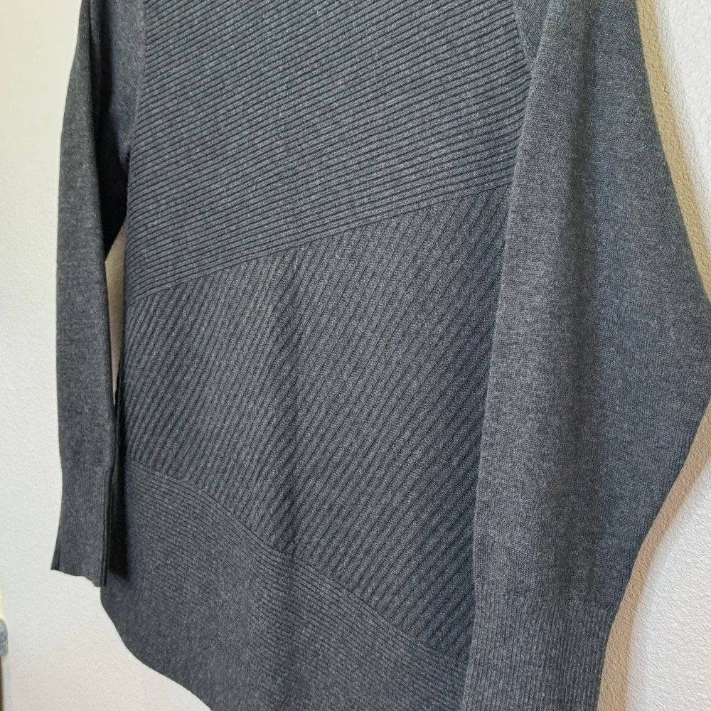 Chico's Sweater Size 1‎ Medium Gray Textured Stripe Long Sleeve Asymmetrical Hem